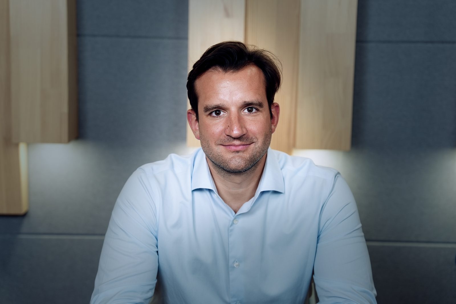 Rafael Ratzel studio headshot, Managing Partner International at TH Capital, the Tsinghua-ecosystem deep tech VC behind Zhipu AI