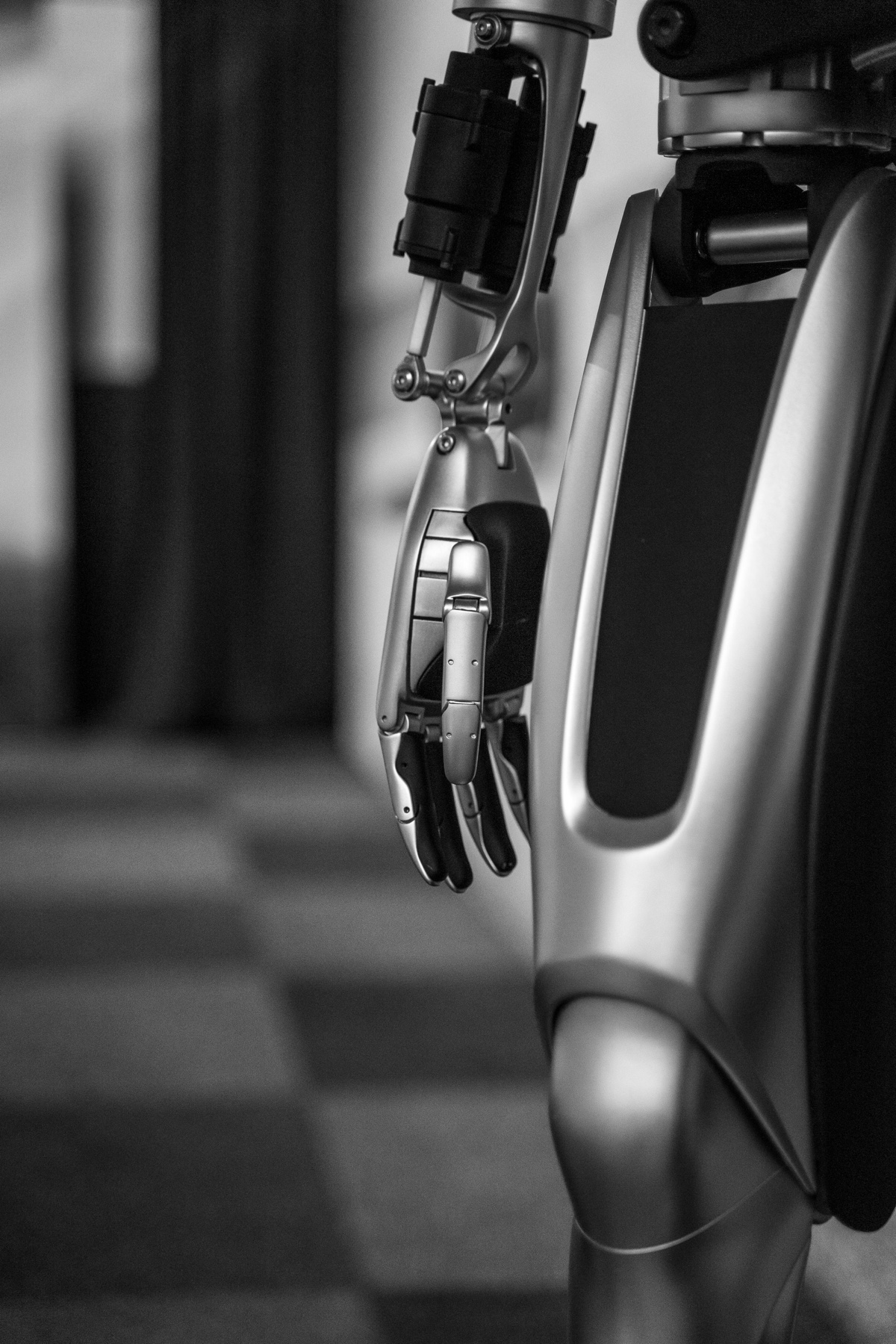 State Grid Spends $995 Million on 8,500 Robots, 500 of Them Humanoid