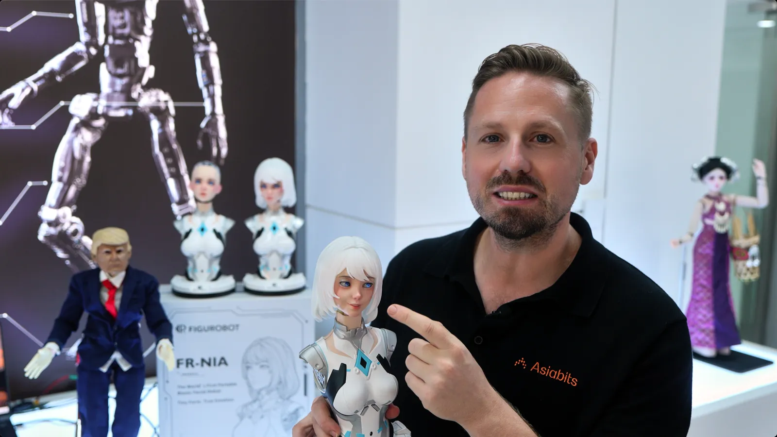 Thomas Derksen holding Figurobot’s FR-NIA AI companion robot in Shanghai
